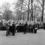 858506 Afbeelding van een zangkoor bij de herdenking van de tijdens de oorlog gevallen personeelsleden van de N.S. bij ...